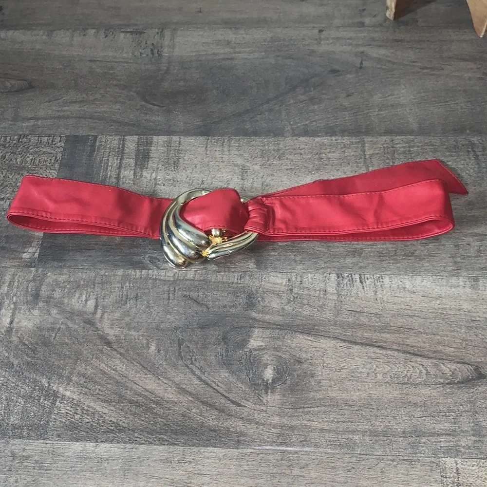 VINTAGE FOB TRADING RED WITH GOLD COLORED BUCKLE - Picture 2 of 4